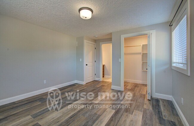 Building Photo - Felida Park- 4 Bedrooms on 1.5 Acres