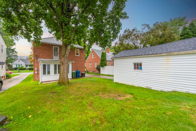 Building Photo - 5927 Hodgman Dr