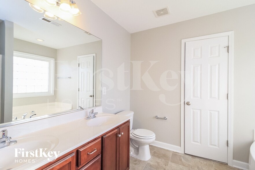 Building Photo - 1686 Crestlawn Tl