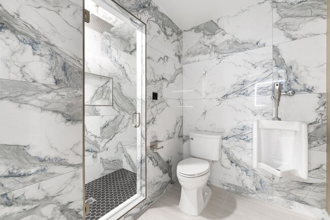 Building Photo - 968 Pinehurst Dr