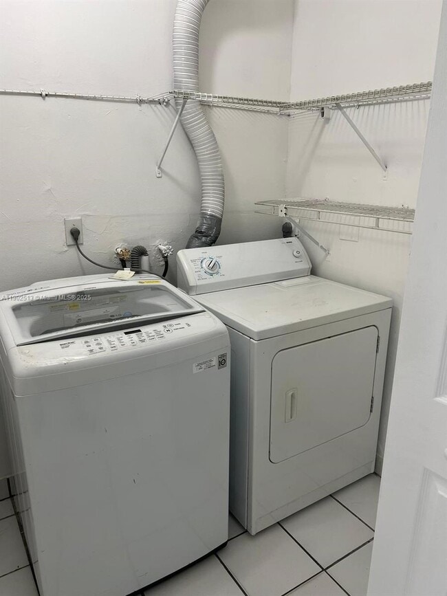 Building Photo - 30 E 12th St