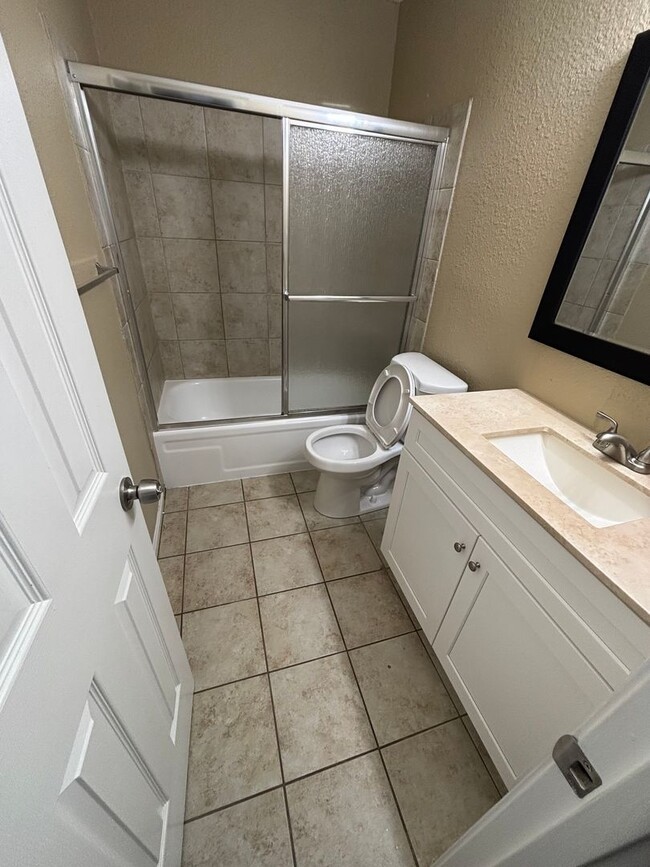 Building Photo - Large 2 bdrm/1.5bath apt 750.00 in Indepen...