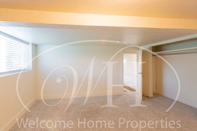 Building Photo - Spacious 4 Bedroom Home with Fireplace and Fenced Yard