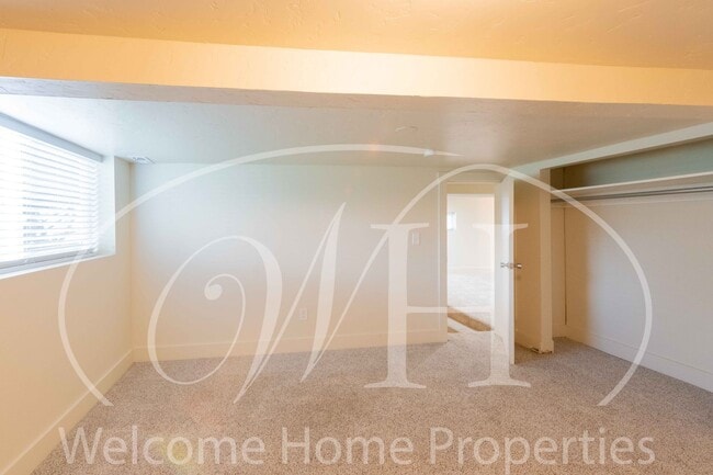 Building Photo - Sprawling 4 bed/2bath Craftsman Home