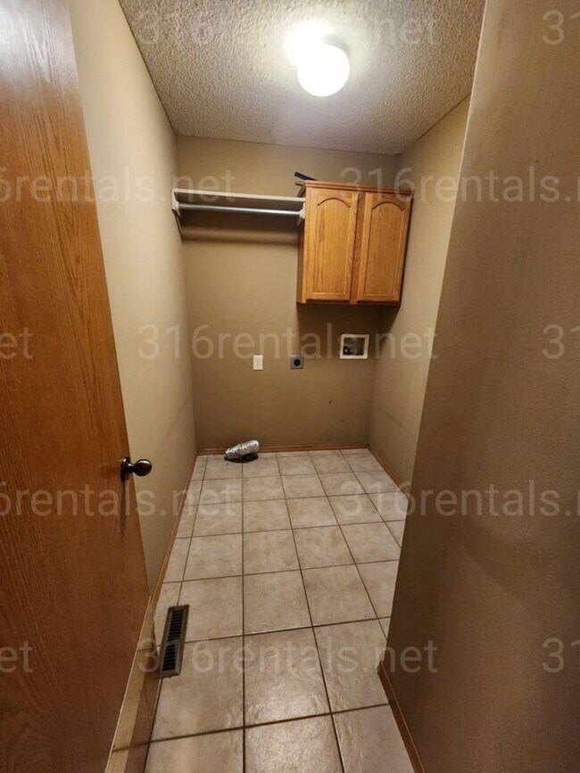 Building Photo - $1,650 - 3 bedroom / 1 bathroom - Single F...