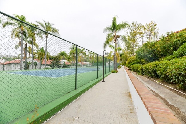 Building Photo - Fully Remodeled unit in the beautiful gate...
