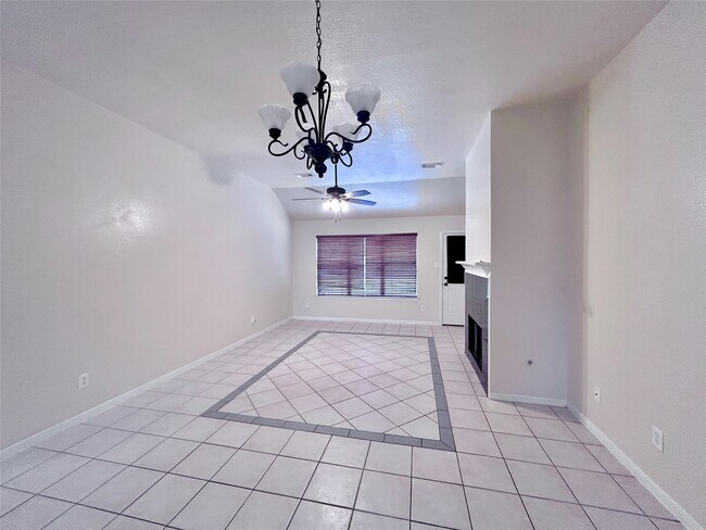 Building Photo - 18523 Spinney Ln