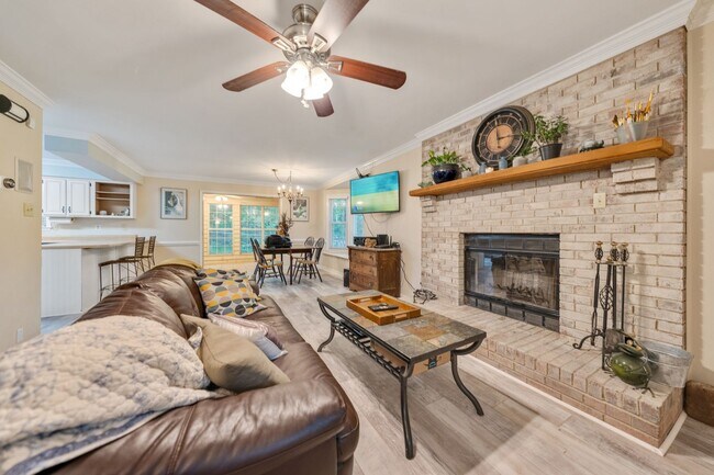 Building Photo - 3 Bedroom, 2 Bath in Hillsborough with Fenced yard! Available in June!