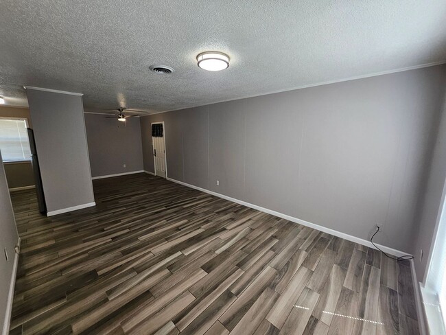 Building Photo - 403 E Eighth Street