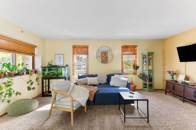 Building Photo - Classic 3 Bedroom 2 Bathroom in Fort Collins Ranch in an Incredible Location!