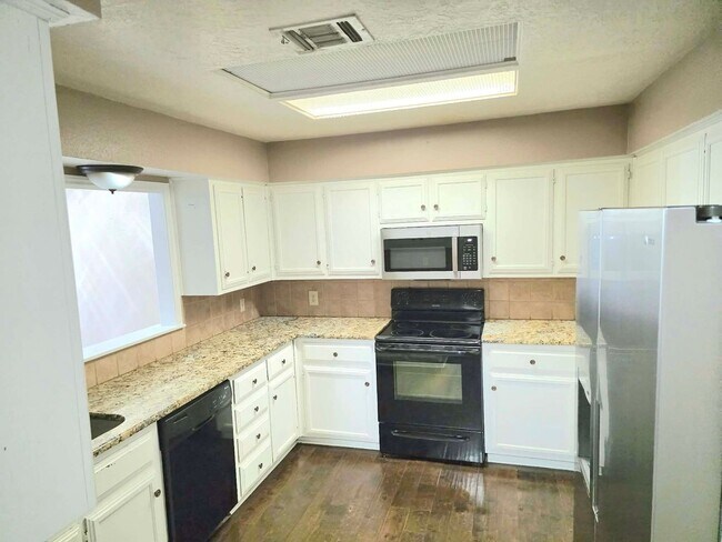 Building Photo - Move In Special $500.00 Security Deposit