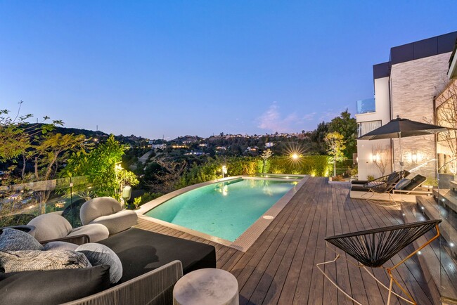 Building Photo - Prestigious Hollywood Hills Home for Rent