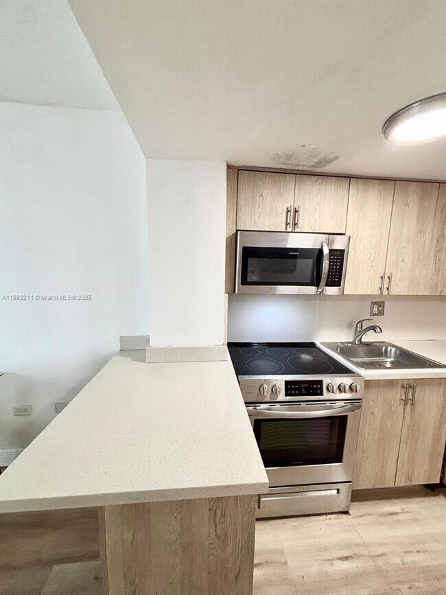 Building Photo - 801 Brickell Bay Dr