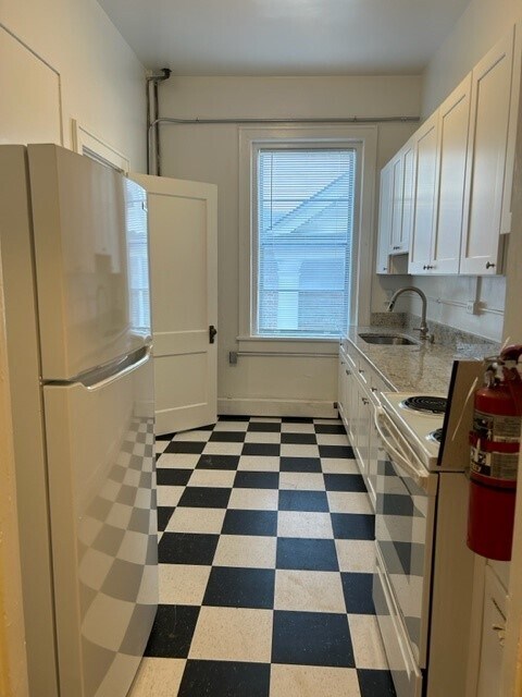 Kitchen - 127 New Bern Pl