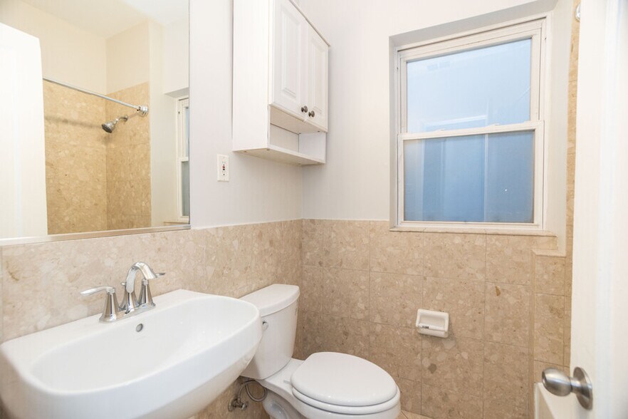 Building Photo - 2112 W Roscoe St