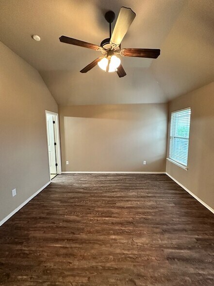 Building Photo - 2316 Golden Ln