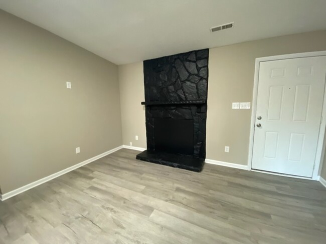 Building Photo - Newly renovated two-bedroom home in Charlotte