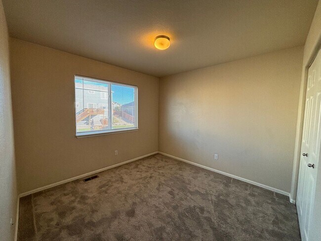 Building Photo - 3 Bed 2.5 Bath w/AC - MileStoneRES