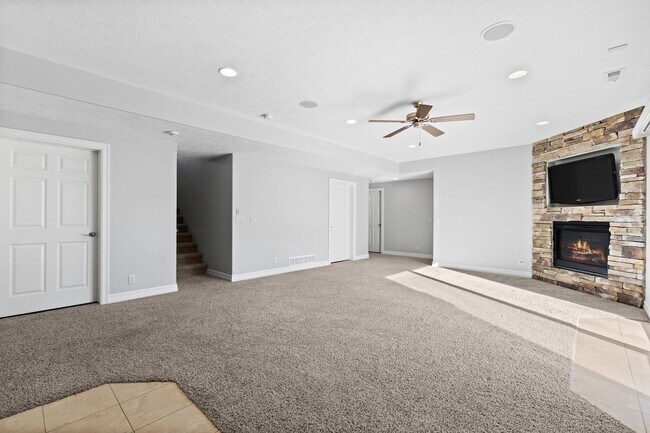 Building Photo - Stunning 4 bedroom Ranch in Elkhorn