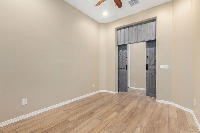 Building Photo - Beautiful 3 bedroom with pool in Cantamia!