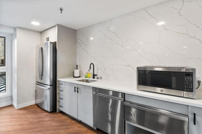 Building Photo - 433 S 7th St