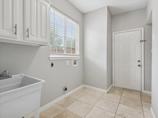 Building Photo - 205 Bayou Ct