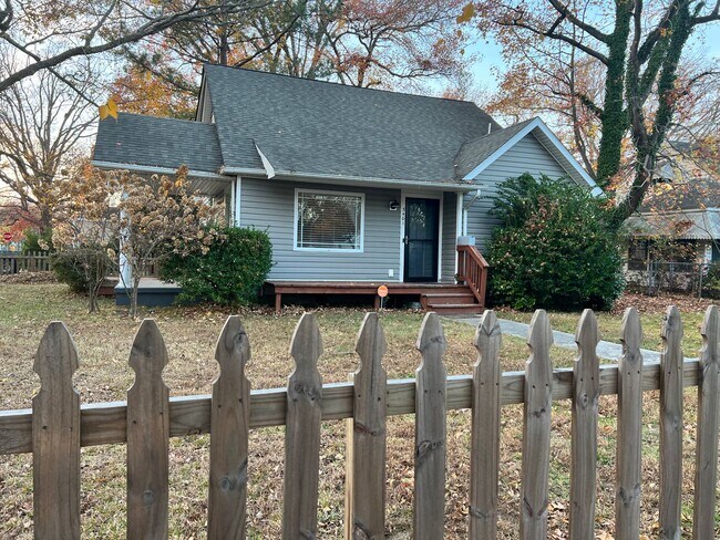 Building Photo - Spacious home with large yard & Detached G...