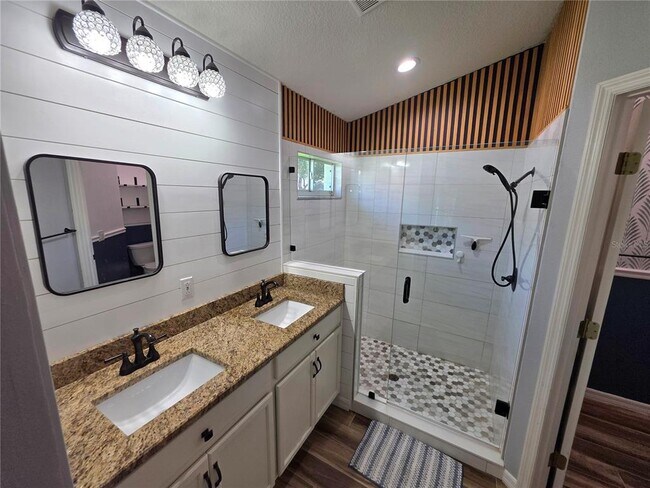 Building Photo - 806 Lesa Glen Pl