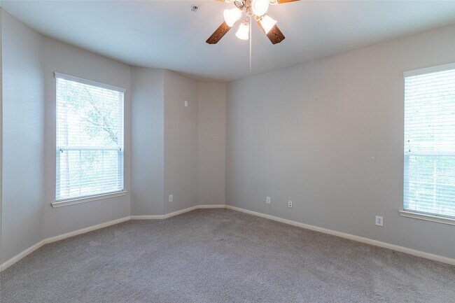 Building Photo - 6607 Lake Woodlands Dr