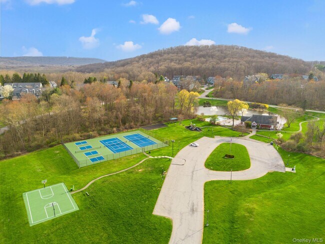 Building Photo - 702 Somerset Knoll