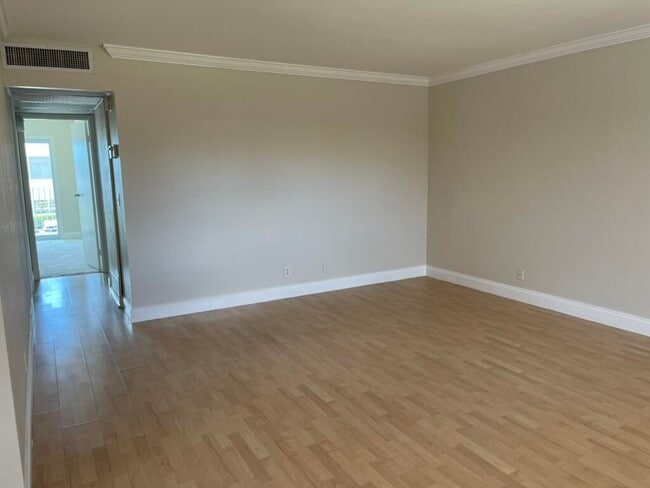 Building Photo - 472 Saxony Way