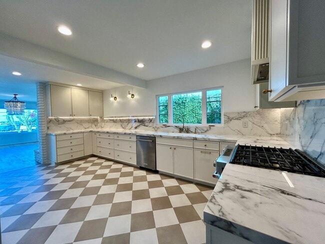 Building Photo - Stunning 3 Bedroom with Pool and Views in ...