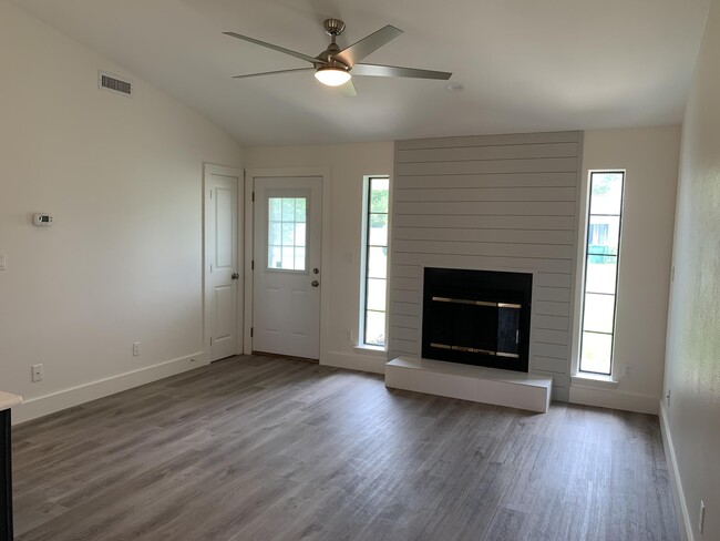 Building Photo - 1425 Mixon Dr