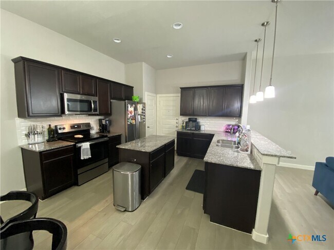 Building Photo - 2237 Avery Village