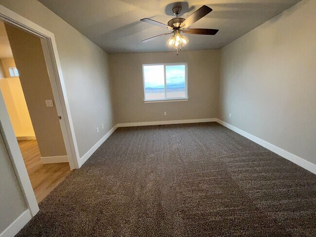 Building Photo - Cedar Bend Home