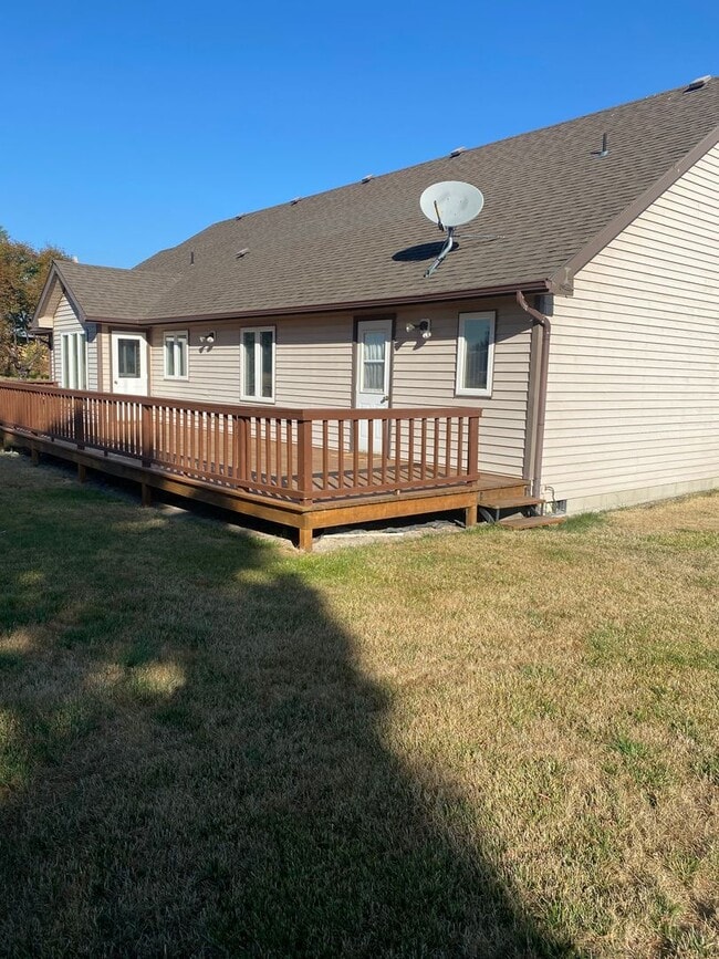 Building Photo - 3 bed 2.5 bath