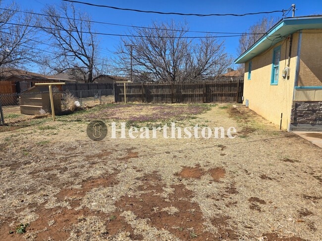 Building Photo - 717 Sandia Dr