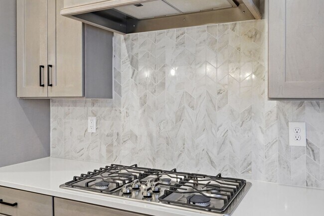 Building Photo - Like-New LoSo Townhome | 3BR + Loft | 2-Car Garage | Move-In Ready