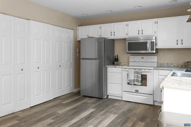 Building Photo - 118 Woodlake Dr