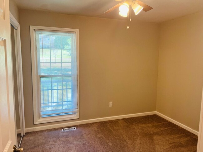 Building Photo - Beautiful 3 bedroom, 3 bathroom with large...