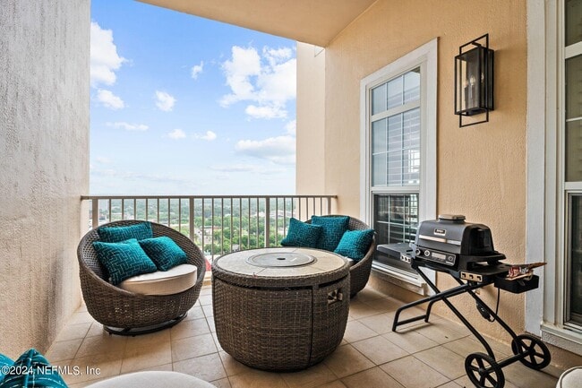 Building Photo - 400 E Bay St