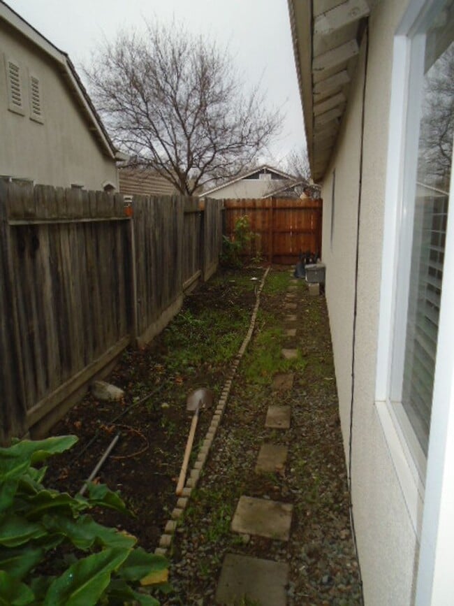 Building Photo - NICE SINGLE STORY 3 BEDROOM & 2 BATH IN DA...