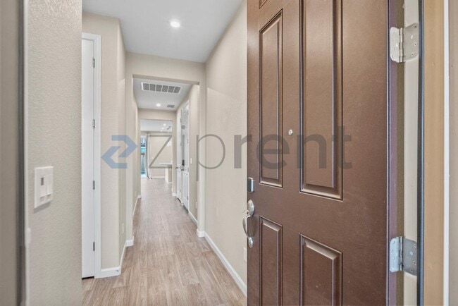 Building Photo - 572 Delicato Dr