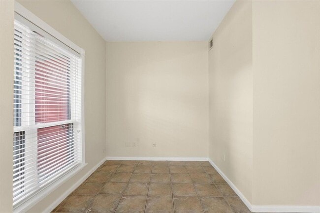 Building Photo - 2025 Augusta Dr