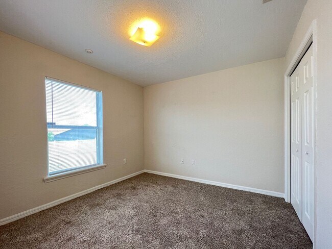 Building Photo - Spacious Three-Bedroom Home in Savannah Estates