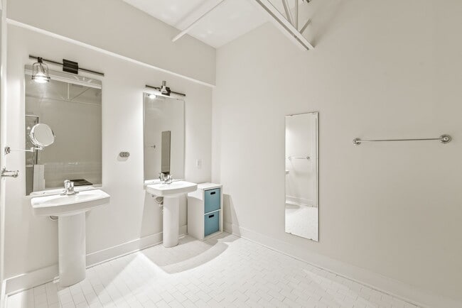 Building Photo - The Gallery Lofts, 2 Bedroom Condo minutes...