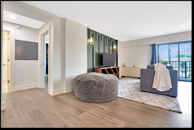 Building Photo - 10 N Wood Ave