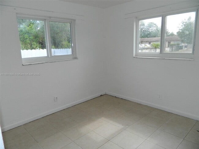 Building Photo - 2620 NW 18th Terrace
