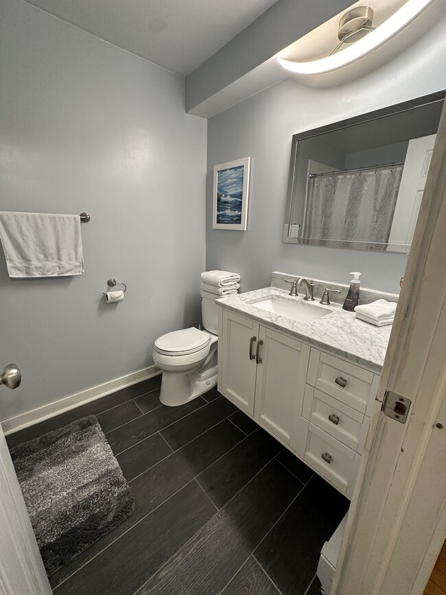 Building Photo - 509 E 7th St