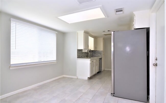 Building Photo - 530 Cambridge Village Dr